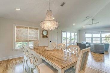 Spacious Jekyll Island Home: Steps To The Ocean!