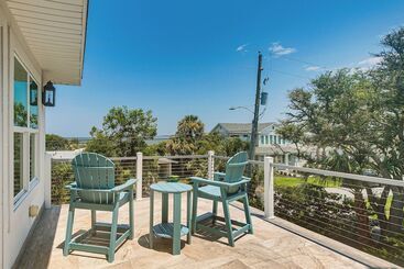 Spacious Jekyll Island Home: Steps To The Ocean!