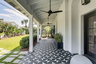 Spacious Jekyll Island Home: Steps To The Ocean!