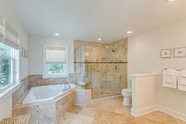 Spacious Jekyll Island Home: Steps To The Ocean!