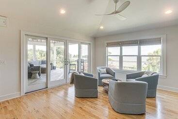 Spacious Jekyll Island Home: Steps To The Ocean!