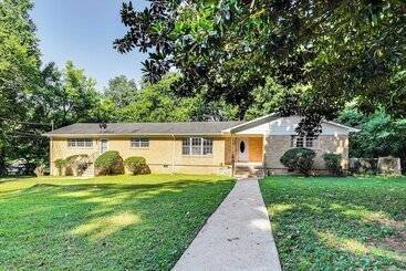 Family Friendly Huntsville Home W/ Spacious Yard