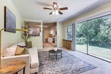 کلبه Family Friendly Huntsville Home W/ Spacious Yard