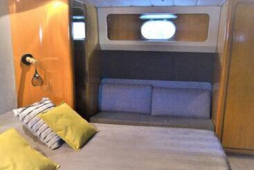 هتل Exclusive Yacht With A Roof Terrace