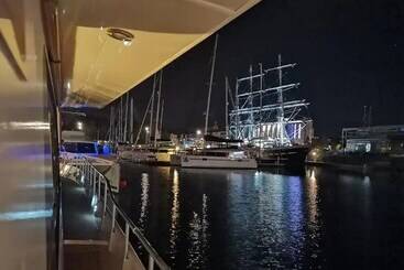 هتل Exclusive Yacht With A Roof Terrace