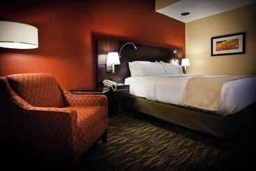 Pearl Street Hotel & Suites