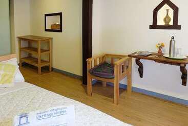تختخواب و صبحانه Lalit Heritage Home