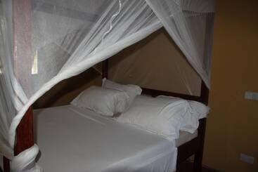 تختخواب و صبحانه Mpole Bungalows