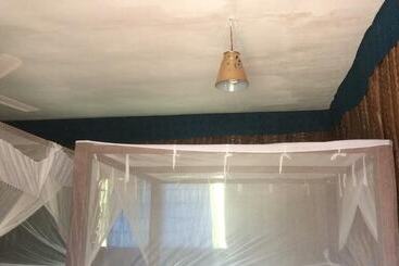 تختخواب و صبحانه Mpole Bungalows