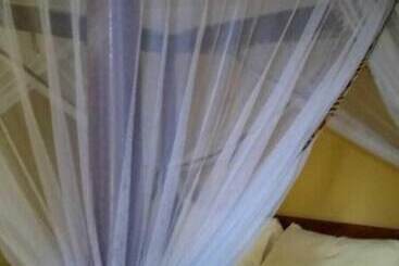 تختخواب و صبحانه Mpole Bungalows