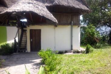 تختخواب و صبحانه Nyumbani Rest House