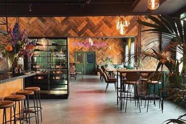 تختخواب و صبحانه The Riverside Logies & Restaurant