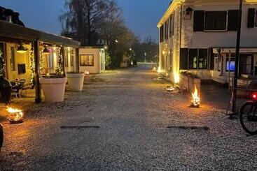 تختخواب و صبحانه The Riverside Logies & Restaurant