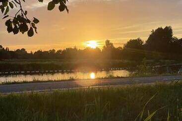 تختخواب و صبحانه The Riverside Logies & Restaurant