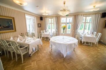 هتل Karolineburg Manor House