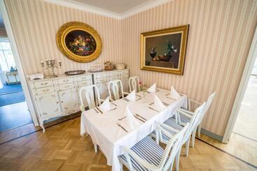 هتل Karolineburg Manor House