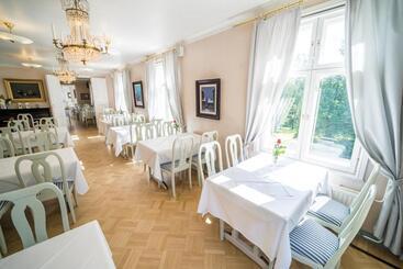 هتل Karolineburg Manor House