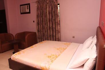 هتل Kriscane Suites