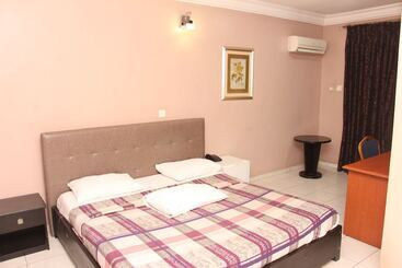 هتل Kriscane Suites