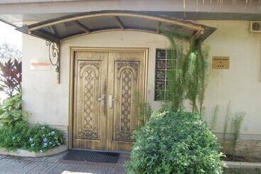 هتل Kriscane Suites