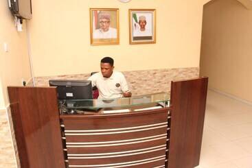هتل Kriscane Suites