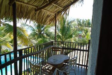 هتل Marbella Eco Lodge