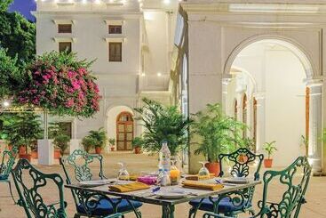 هتل Neemrana S Baradari Palace