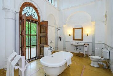 هتل Neemrana S Baradari Palace
