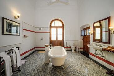 هتل Neemrana S Baradari Palace
