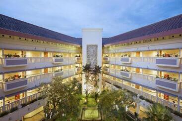 هتل Puri Kiic Golf View