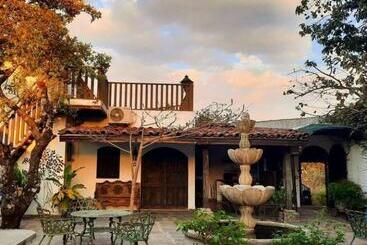 پانسیون Old Bells Hostel Santa Ana