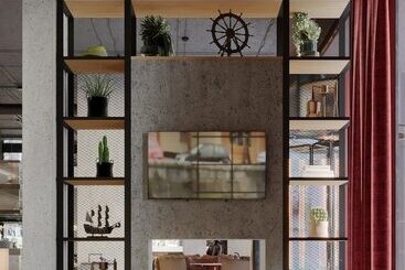هتل Moxy Cork