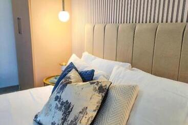 Luxestaysmnl Parisian Charm 1br Suite Pool Gym 400mbps Wifi Netflix Amazing City View