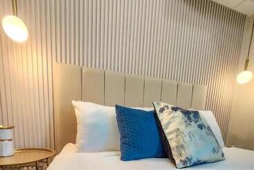 Luxestaysmnl Parisian Charm 1br Suite Pool Gym 400mbps Wifi Netflix Amazing City View