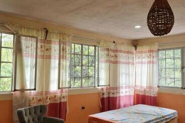 بنسيون Hostal El Jardín De Los Anturios