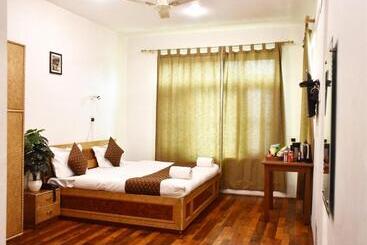 هتل Chinar Inn