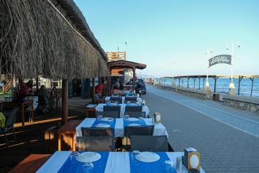 هتل Gargaron Beach