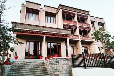 هتل Zimskhang Villa
