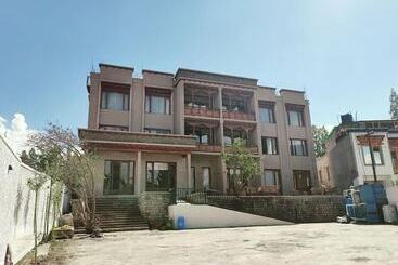 هتل Zimskhang Villa