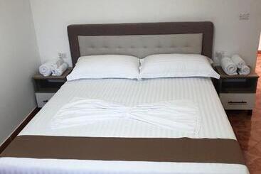 پانسیون Centre Vlore Guest House
