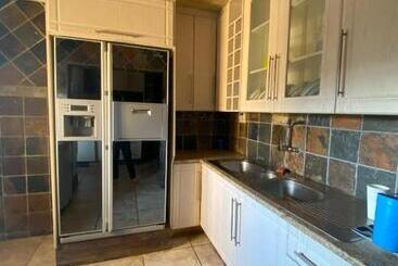پانسیون Lizzards Villa Guest House