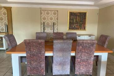 پانسیون Lizzards Villa Guest House