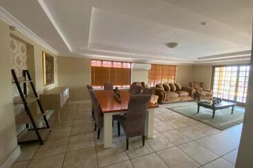 پانسیون Lizzards Villa Guest House