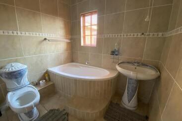 پانسیون Lizzards Villa Guest House