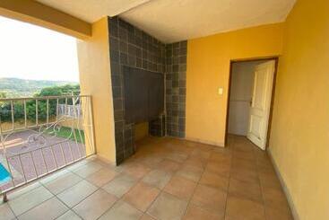 پانسیون Lizzards Villa Guest House