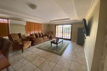 پانسیون Lizzards Villa Guest House