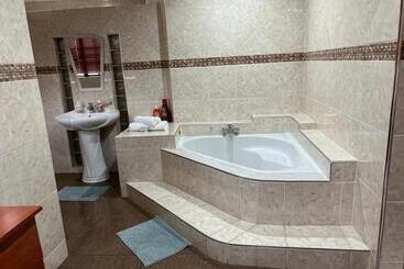 پانسیون Lizzards Villa Guest House