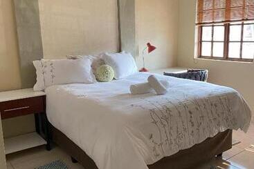 پانسیون Lizzards Villa Guest House