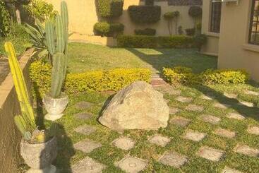پانسیون Lizzards Villa Guest House
