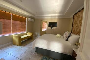 پانسیون Lizzards Villa Guest House